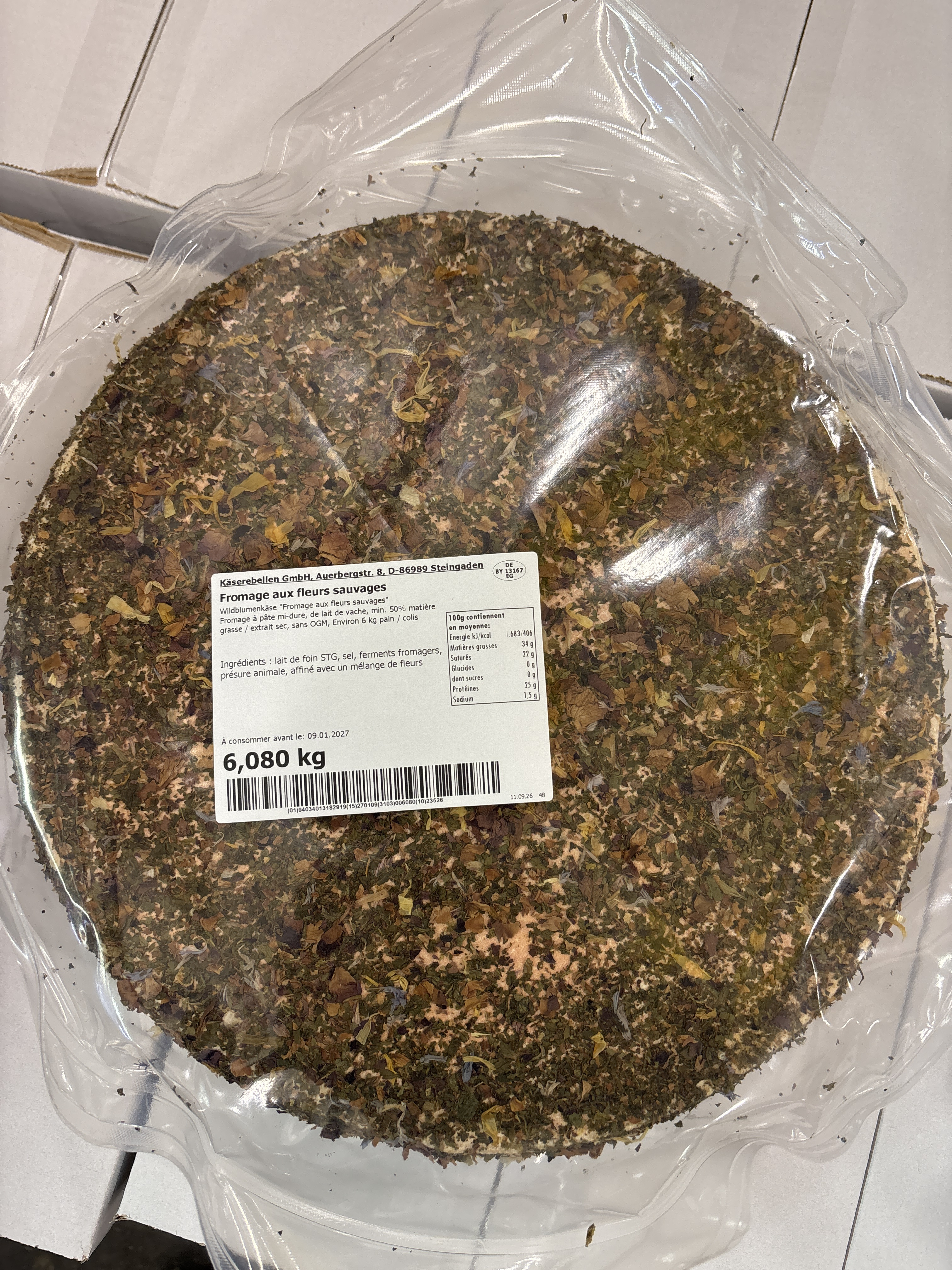 Tomme aux fleurs rouges