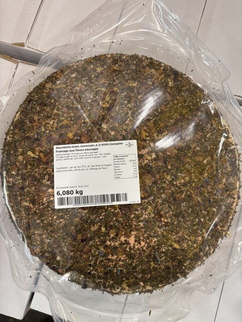 Tomme aux fleurs rouges