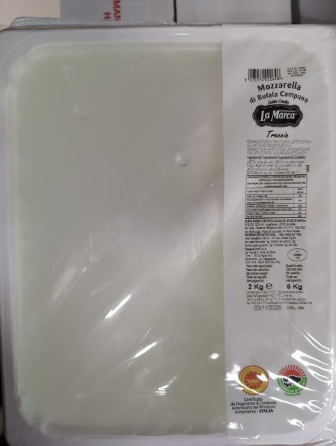 Mozzarella di bufala campana en tresse lait cru