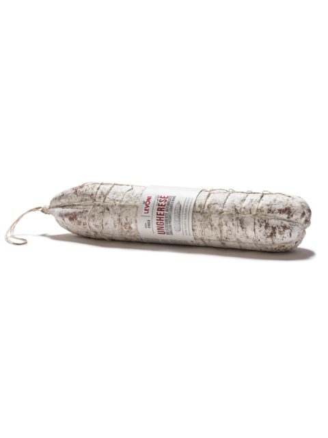 Salame ungherese ficelé à la main.