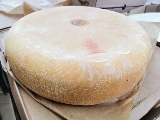 Tomme de chèvre cassante